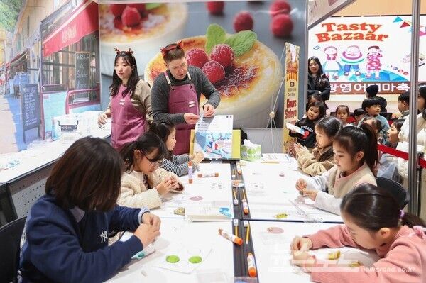 ‘제5회 의왕영어테마 축제’에 아이들이 교육을 받고 있는 모습/사진=김성제 시장 페이스북&nbsp;