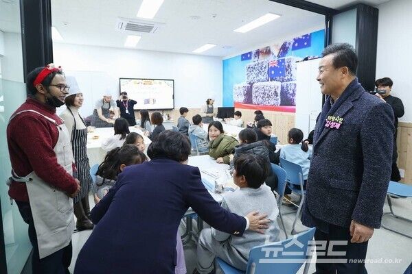 김성제 시장(우)이 아이들의 교육현장을 돌아보고 있다./사진=김성제 시장 페이스북&nbsp;