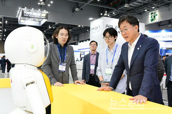 이민근 안산시장이 킨텍스에서 열린 '2024로보월드'에서 관계자로부터 휴머노이드로봇에 대한 설명을 청취하고 있다./사진=안산시