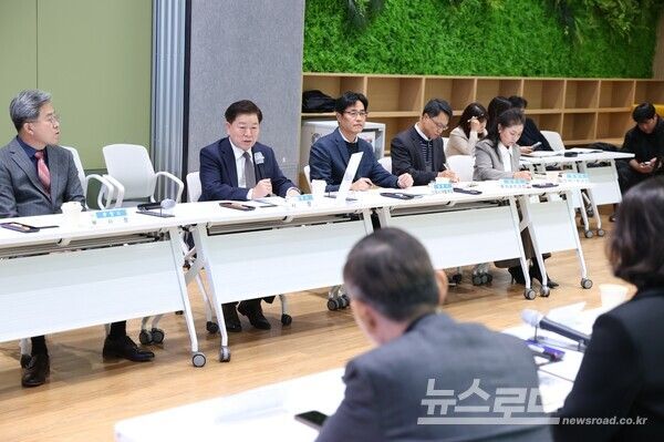 박승원 시장이&nbsp;15일 오후 인생플러스센터 플러스강당에서 열린&nbsp;‘광명시&nbsp;AI&nbsp;시·산·학 협의체 킥오프’에 참석해 발언하고 있다./사진=광명시&nbsp;