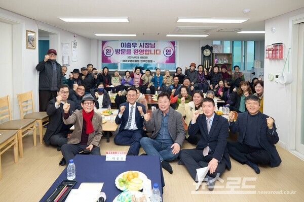 이충우 시장이 '찾아가는 아파트 주민간담회'를 마치고 기념촬영을 하고 있다./사진=여주시&nbsp;