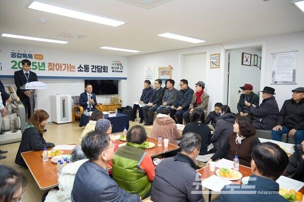 이충우 시장이 부영아파트 경로당에서 '찾아가는 아파트 주민간담회'를 진행하고 있다./사진=여주시&nbsp;