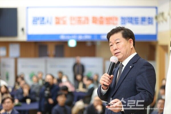 박승원 광명시장이 15일 오후 시청 대회의실에서 열린 '광명시 철도 인프라 확충방안 정책토론회'에 참석해 발제하고 있다./사진=광명시&nbsp;