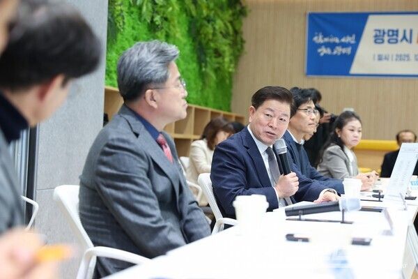 박승원 시장이&nbsp;15일 오후 인생플러스센터 플러스강당에서 열린&nbsp;‘광명시&nbsp;AI&nbsp;시·산·학 협의체 킥오프’에 참석해 발언하고 있다./사진=광명시&nbsp;