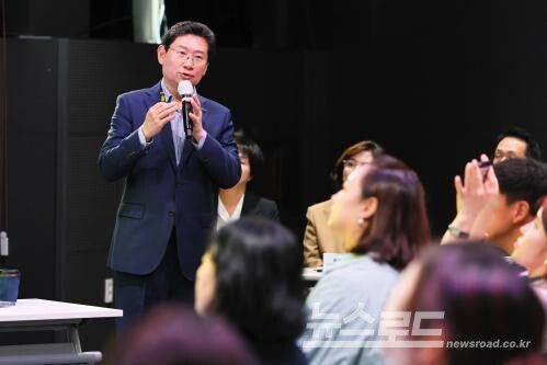 이상일 시장이 지난 10월 15일 기흥구 지역 학부모 간담회에서 설명을 하고 있다./ 사진=용인시