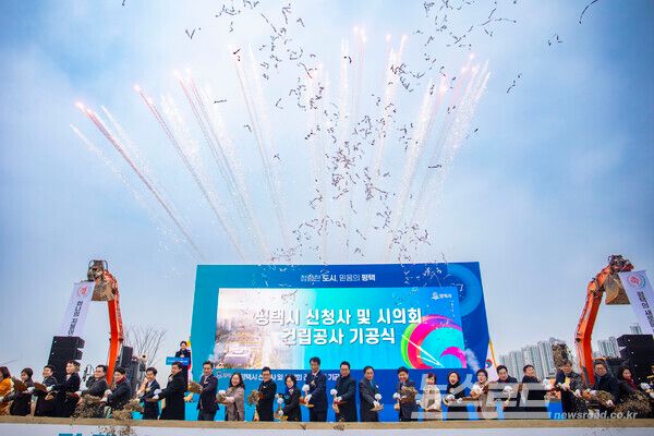 정장선 시장을 비롯해 관계자들이 시삽을 하고 있다./사진=평택시&nbsp;