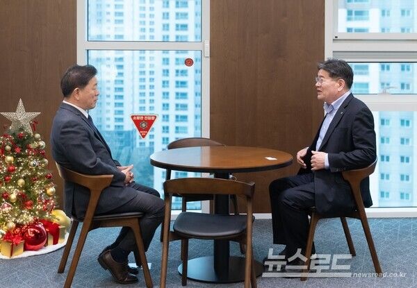 박승원 광명시장(사진 왼쪽)이&nbsp;16일 오후 GH 광교 본사를 찾아 김용진 GH 사장(사진 오른쪽)에게&nbsp;광명시흥&nbsp;3기 신도시,&nbsp;구름산지구 등 주요 개발사업&nbsp;신속한&nbsp;추진을 촉구하고 있다./사진=광명시