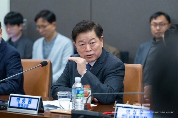 박승원 광명시장이&nbsp;16일 오후 GH 광교 본사를 찾아 김용진 GH 사장에게&nbsp;광명시흥&nbsp;3기 신도시,&nbsp;구름산지구 등 주요 개발사업&nbsp;신속한&nbsp;추진을 촉구하고 있다./사진=광명시