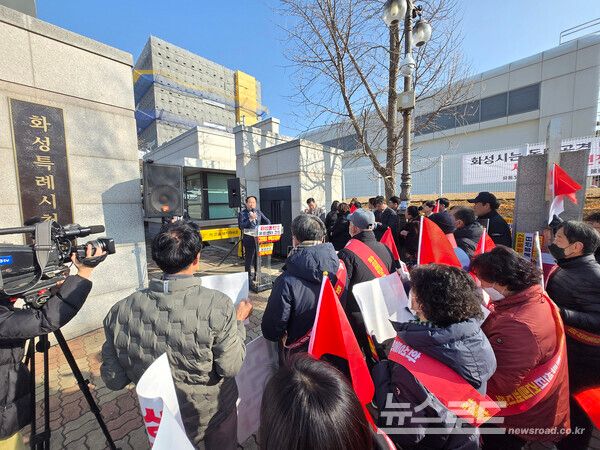 이권재 오산시장이 화성시청 앞에서 열린 '동탄2 초대형 물류센터 건립 반대 규탄 집회'에 참석해 사업의 전면 재검토를 촉구했다./사진=이권재 시장 페이스북&nbsp;