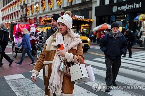 쇼핑백 들고 뉴욕 거리 걷는 행인/연합뉴스