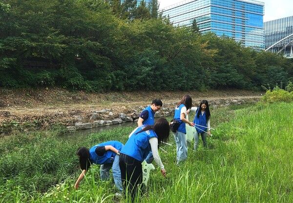 휴메딕스 임직원들이 지난 8월 성남 금토천에서 하천 환경 정화 활동을 진행했다.