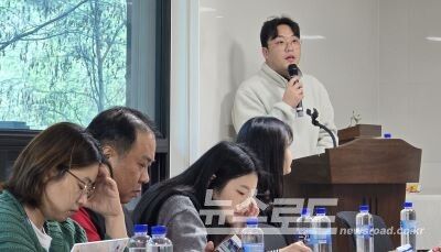 태백산 눈축제와 관련해 설명을 듣고 있는 여행사 대표들의 표정이 진지하다. 마승열 태백시 문화재단 축제운영팀장이 눈축제에 대해 소개하고 있다. [사진=서진수기자]