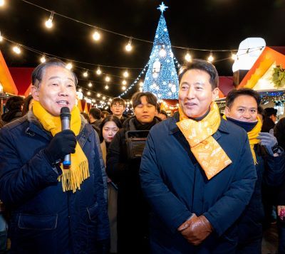 2025 광화문 마켓에서 길기연 대표이사가 오세훈 서울시장에게 행사를 소개하고 있다. [출처=서울관광재단]