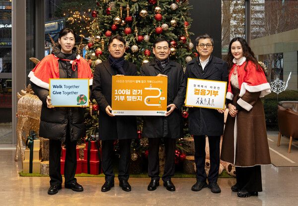 지난&nbsp;18일(목) KB증권 본사에서&nbsp;KB증권&nbsp;김성현 대표이사(가운데), 이홍구 대표이사(왼쪽 두 번째), 강진두 경영기획그룹장(오른쪽 두 번째)과 임직원들이 기부금을 전달하고 기념촬영을 하고 있다.