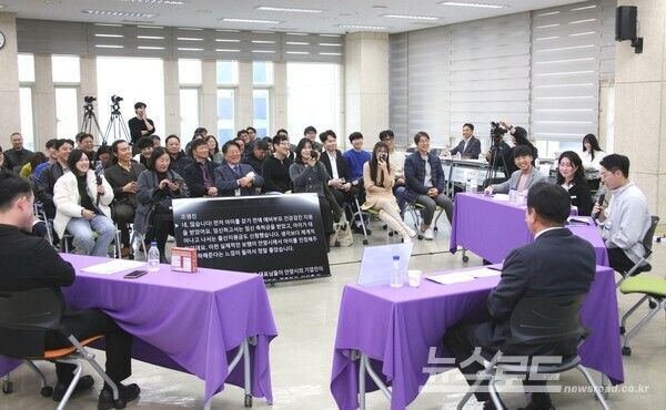 최대호 시장이 안양시와 안양산업진흥원과 함께 ‘안양, 도전이 빛나고 혁신이 피어나는 도시’를 주제로 민선 8기 3주년 기념 순회 간담회에서 발언하고 있다./사진=최대호 시장 페이스북&nbsp;