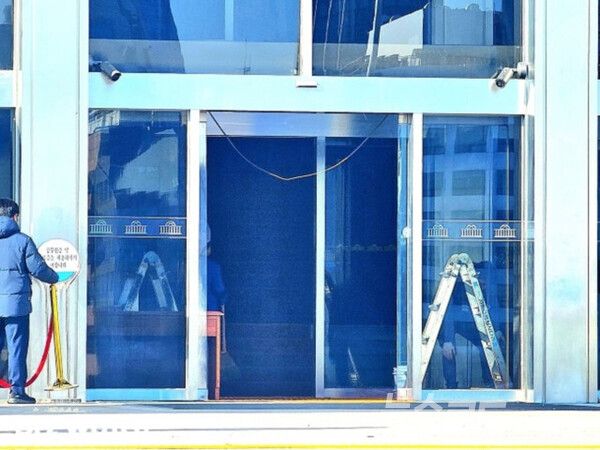 2024년 12월 3일 계엄군 진입과정에서 파손된 국회 본회의장 정문 [사진=최지훈 기자]