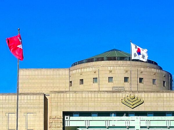 서울 용산 전쟁기념관(옛 육군본부 본관)에 국방부기와 태극기가 나란히 걸려 있다. 이곳은 순국 장병의 희생을 기리는 공간으로, 헌정위기 1년을 맞아 군이 지켜야 할 본령이 무엇인지 다시 상기시키는 상징적 배경이 되고 있다. [사진=최지훈 기자]