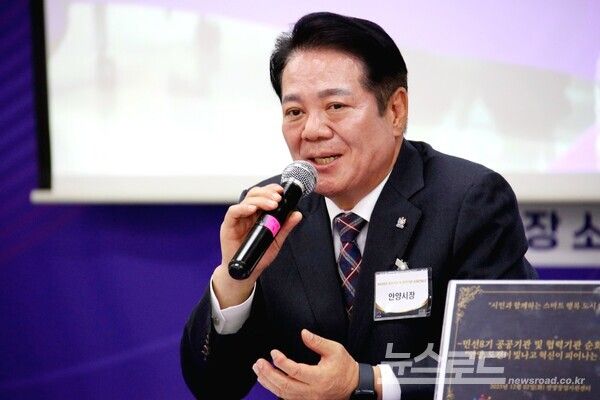 최대호 시장이 안양시와 안양산업진흥원과 함께 ‘안양, 도전이 빛나고 혁신이 피어나는 도시’를 주제로 민선 8기 3주년 기념 순회 간담회에서 발언하고 있다./사진=최대호 시장 페이스북&nbsp;