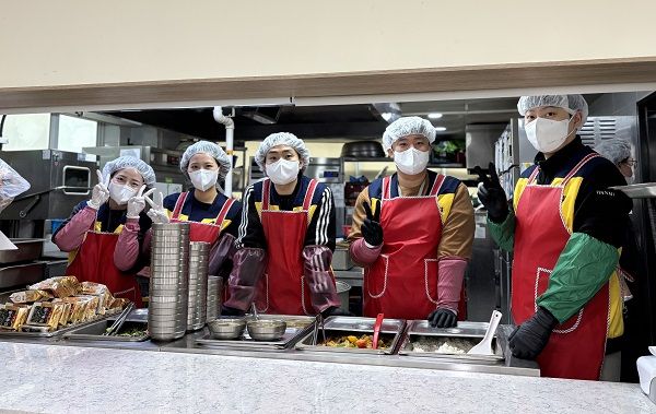 강남구립논현노인복지관 경로식당에서 배식 봉사하는 모습