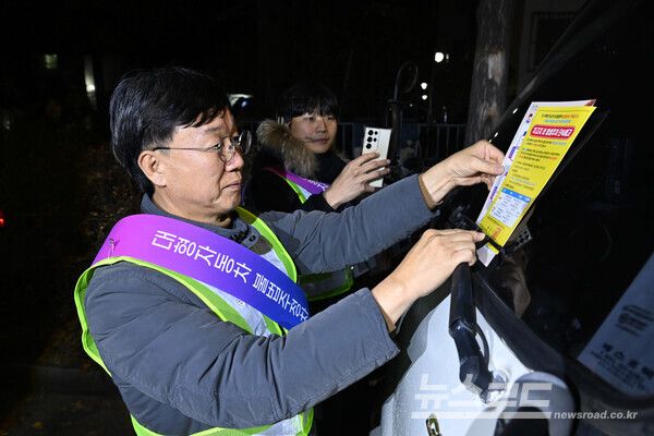 이민근 안산시장이&nbsp; 20일 새벽시간, 단원구 와동 일대에 불법 밤샘주차된 대형차랑에 계도문을 부착하고 있다./사진=안산시&nbsp;