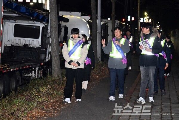 이민근 시장이 직원들과 대형자동차 밤샘 불법주차 단속을 하고 있다/사진=이민근 시장 페이스북
