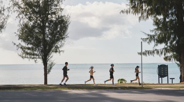 사이판 마이크로 비치 구간을 달리는 러너들 [출처=마리아나관광청]