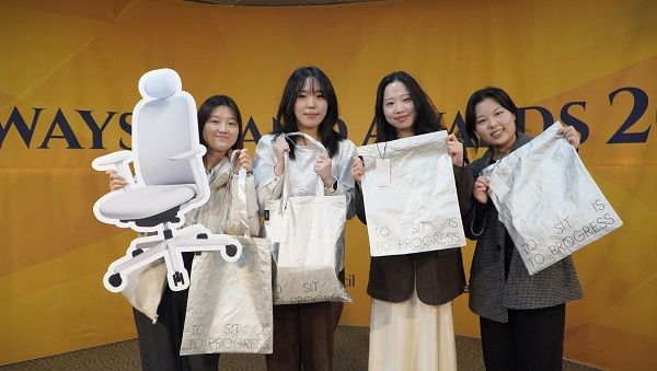 시디즈가 팀 화이트 29기에게 ‘더 프로그레시브 백’을 제공했다.