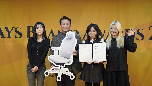 전재호 한국소비자포럼 대표(왼쪽 두 번째)와 시디즈의 장학 물품을 받은 팀 화이트 29기 물방울디퍼 팀.