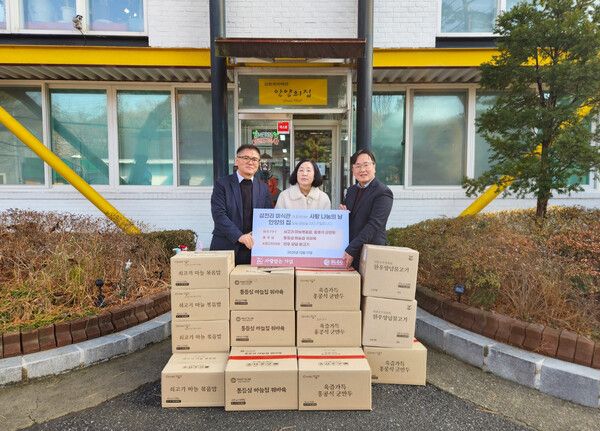 SL&C가 안양의 집에 아이들을 위한 외식 간편식 400인분을 전달하고 있다