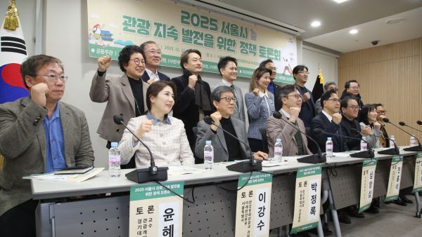 초청 내빈과 토론회 참석자들이 기념 촬영을 하고 있다. [사진=서울시의회 출입상주기자단]