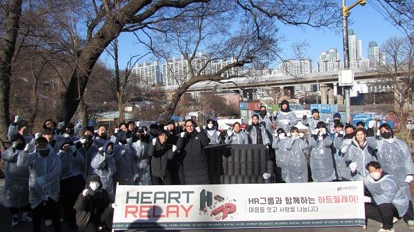 HR그룹㈜ 임직원과 배송기사들이 2025년 겨울을 맞아 도심 취약계층을 위한 연탄 나눔 봉사에 참여하며 따뜻한 나눔의 온기를 전했다. / HR그룹(주) 미디어팀 제공