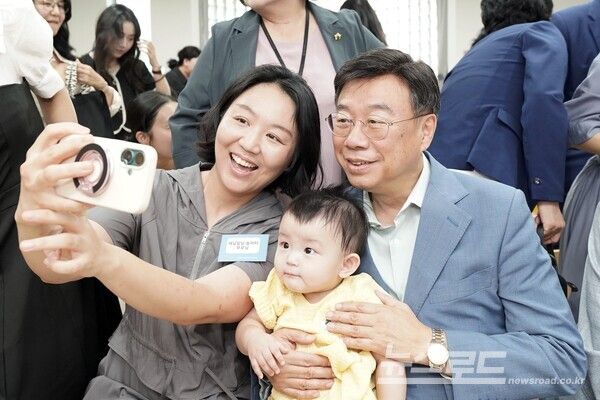 신상진 시장이 해님달님놀이터 신흥점 개소식에서 아동·보호자와 기념촬영을 하고 있다./사진=성남시