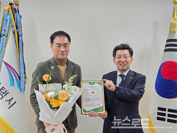 정장선 시장(왼쪽)이&nbsp;대한민국 산림환경대상 위원회로부터 '서울·인천·경기 산림환경대상'을 수상 후 기념촬영을 하고 있다./사진=정장선 시장 페이스북&nbsp;