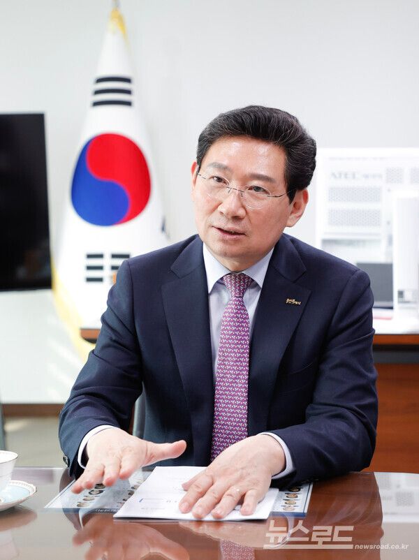 이상일 시장이 구윤철 경제부총리를 만나 용인시에서 진행되는 초대형 반도체프로젝트와 교통 인프라 구축 사업이 차질없이 진행되도록 정부가 적극 지원해달라고 요청했다./사진=용인시