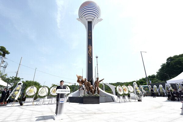 신상진 시장이 제70회 현충일을 맞이해 성남시청 내 부지로 새롭게 이전된 현충탑 앞에서 추념사를 낭독하고 있다./사진=성남시
