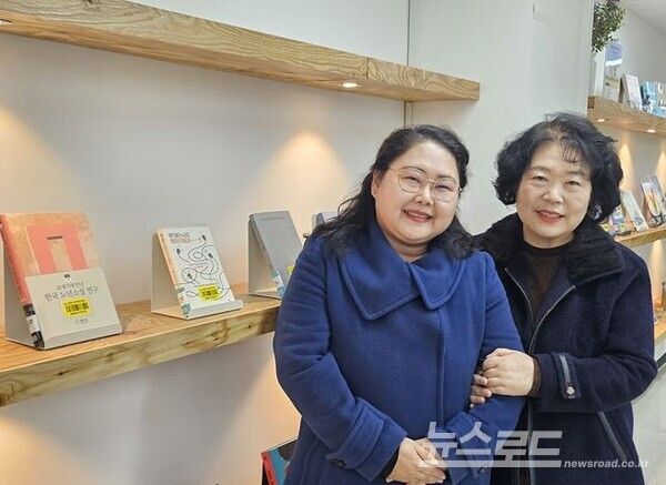 작가양성독서회를 통해 작가로 등단한 윤서정(왼쪽)씨가 최명숙 강사(오른쪽)와 기념 촬영을 하고 있다./사진=성남도시개발공사&nbsp;