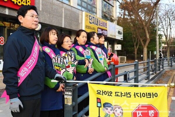 이상일 시장은 2일 기흥구 서농초 정문 횡단보도에서 아이들의 안전한 통학환경 조성을 위해 교통지도 봉사활동을 했다./사진=용인시