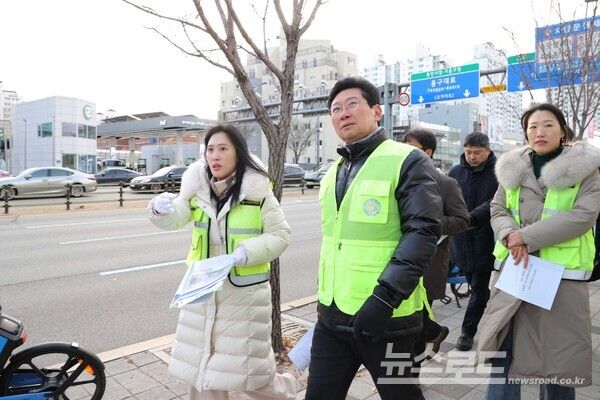 이상일 시장은 3일 대현초를 방문해 학부모들과 함께 교통지도 봉사에 참여한 후 통학로 안전을 점검했다./사진=용인시
