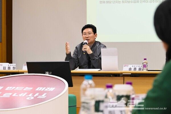 이상일 시장이 지난 11월 28일 열린 처인구 공동주택 입주자대표회의 소통콘서트에서 시민들의 건의사항에 답변하고 있다./사진=용인시