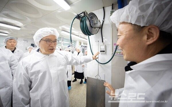 임태희 교육감(좌)이 조리실에서 대화를 나누고 있다/사진=경기도교육청&nbsp;