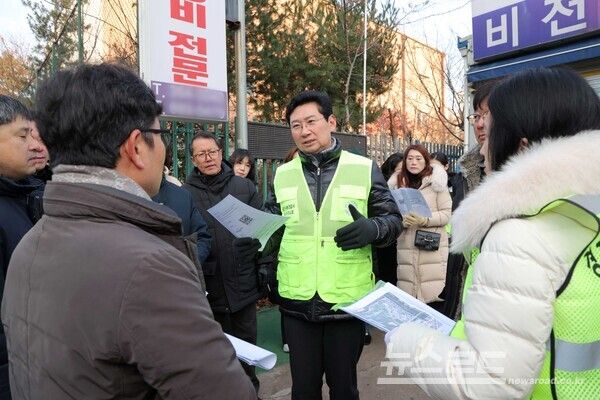 이상일 시장은 3일 대현초를 방문해 학부모들과 함께 교통지도 봉사에 참여한 후 학교 주변 공동주택 신축공사 현장과 관련된 불편 사항을 청취했다./사진=용인시