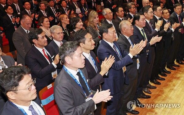 &nbsp;29일 경북 경주예술의전당에서 열린 'APEC CEO(최고경영자) 서밋'에서 참석자들이 박수로 이재명 대통령을 맞이하고 있다. 앞줄 왼쪽부터 이형희 SK수펙스 위원장, 정용진 신세계그룹 회장, 정기선 HD현대 회장, 신동빈 롯데그룹 회장, 정의선 현대차그룹 회장, 최태원 대한상공회의소 회장 겸 SK그룹 회장, 이재용 삼성전자 회장, 구광모 LG그룹 회장, 장인화 포스코홀딩스 회장,/연합뉴스