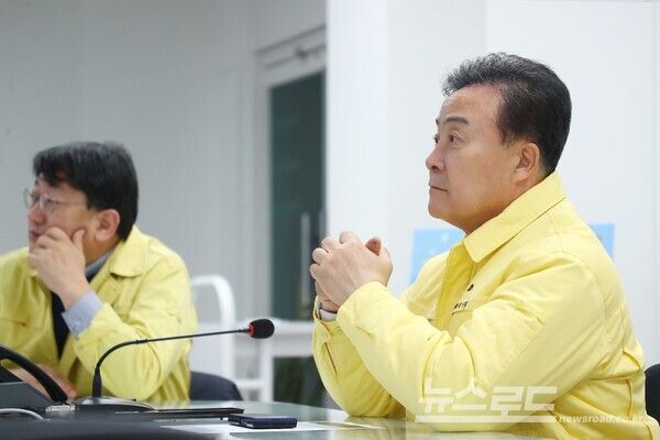 김성제 시장이 시청 재난안전상황실에서 실시간 모니터링을 하고 있다./사진=김성제 시장 페이스북&nbsp;