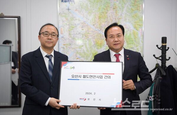 지난해 2월 이권재 시장(우)이 철도국장(좌)에게 건의사항을 전달하고 있다./사진=오산시