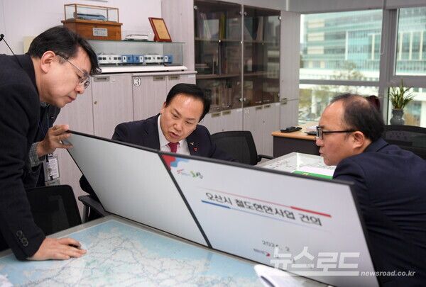 지난해 2월 이권재 시장이 철도국장과 면담을 하는 모습/사진=오산시&nbsp;