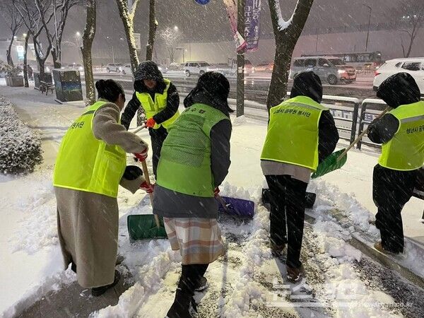 상대원2동 봉사대원들이 제설작업을 진행하고 있다./사진=성남시