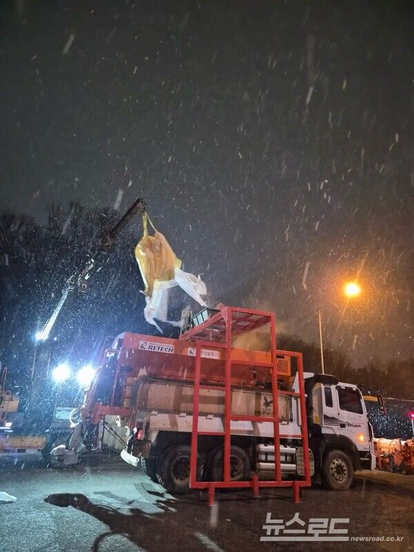 중장비로 제설작업하는 현장 모습/사진=성남시