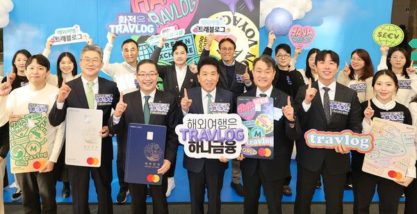 하나금융그룹은&nbsp;5일 오전 하나은행 을지로 본점에서&nbsp;국내 해외여행 대표 플랫폼인&nbsp;「트래블로그」 서비스 가입자 '1,000만 돌파 축하' 기념 행사를 가졌다.이날 기념 행사에 참석한 함영주 하나금융그룹 회장(사진 앞줄 왼쪽에서 네 번째) 이호성 하나은행장(사진 앞줄 왼쪽에서 세 번째), 성영수 하나카드 대표이사(사진 왼쪽에서 다섯 번째)가 그룹 임직원들과 함께&nbsp;트래블로그」 서비스 가입자 '1,000만을 돌파를 축하하며&nbsp;기념촬영을 하고 있다.