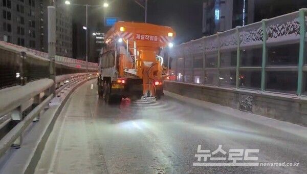 눈이 내린 뒤 제설차가 제설제를 뿌리는 모습/사진=수원시