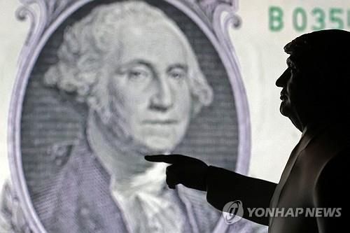 달러화 지폐를 가리키는 트럼프 대통령 미니어처 [사진=연합뉴스]